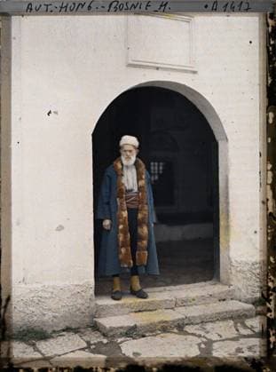 RECORD DATE NOT STATED Banja Luka, Bosnia and Herzegovina The old Muslim at the entrance to the mosque , 1912 - Balkans, Italy - Jean Brunhes and Auguste LÃ on - (October 13 - 27) (French - ï»¿Banja Luka , Bosnie-HerzÃ govine Le vieux musulman Ã l entrÃ e de la mosquÃ e). Costume, portrait, mosque, man, Clothing, human beings, Bosnia, Banja Luka, the old Muslim at the entrance to the mosque Copyright: xpiemagsx AKahnlpie020223-6266 !ACHTUNG AUFNAHMEDATUM GESCHÄTZT!