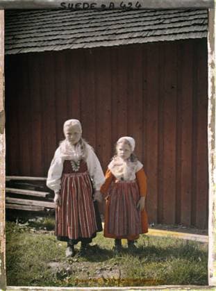 RECORD DATE NOT STATED Leksand, Sweden Portrait of two girls in traditional outfits , 1910 - Voyage of Albert Kahn and Auguste LÃ on in Scandinavia - (August 9 - September 14) (French - ï»¿Leksand , Suede Portrait de deux fillettes en tenues traditionnelles). Costume, child, portrait, home, hairstyle , headgear, Clothing, human beings, habitat , architecture, Near Leksand, road to Sala Copyright: xpiemagsx AKahnlpie020223-5210 !ACHTUNG AUFNAHMEDATUM GESCHÄTZT!
