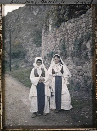 RECORD DATE NOT STATED Surroundings of Mostar, Bosnia and Herzegovina women around Mostar , 1912 - Balkans, Italy - Jean Brunhes and Auguste LÃ on - (October 13 - 27) (French - ï»¿Environs de Mostar , Bosnie-HerzÃ govine Femmes des environs de Mostar). Woman, costume, road, portrait, Human beings, clothing, Bosnia, Mostar, women around Mostar Copyright: xpiemagsx AKahnlpie020223-6405 !ACHTUNG AUFNAHMEDATUM GESCHÄTZT!