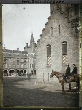 RECORD DATE NOT STATED The Hague, the Netherlands the entrance to the Binnenhof courtyard , 1929 - Netherlands - StÃ phane Passet - (August 17-31) (French - ï»¿La Haye , Pays-Bas L entrÃ e de la cour du Binnenhof). Parliament, public civil architecture, police , gendarme, diplomacy, administration, peace, repairs, Middle Ages, court, palace , castle, man, Habitat , architecture, international relations, society, First World War, art, human beings, Hollande, The Hague, the entrance to the binnenhof courtyard Copyright: xpiemagsx AKahnlpie020223-17643 !ACHTUNG AUFNAHMEDATUM GESCHÄTZT!