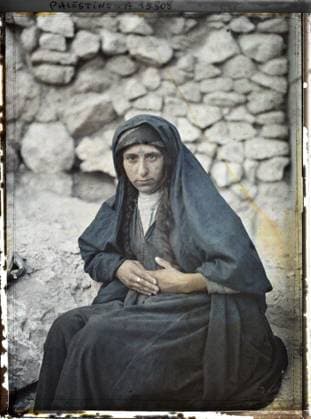 RECORD DATE NOT STATED Jerusalem, Palestine Woman of AS-Salt tattooed at Indigo , 1918 - Near East, Egypt, Palestine, Cyprus - Paul Castelnau (photographic section of the armies) - (January 9 -October 6) (French - ï»¿JÃ rusalem , Palestine Femme d As-Salt tatouÃ e Ã l indigo). Woman, costume, ethnic minority, Bedouin, Islam, portrait, tattoo, jewelry, hairstyle , headgear, Human beings, clothing, society, religion, Palestine, Jerusalem, women of El-Salt Copyright: xpiemagsx AKahnlpie020223-5108 !ACHTUNG AUFNAHMEDATUM GESCHÄTZT!