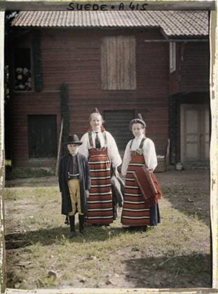 RECORD DATE NOT STATED Rättvik, Sweden young boy and women in costume , 1910 - Voyage of Albert Kahn and Auguste LÃ on in Scandinavia - (August 9 - September 14) (French - ï»¿Rättvik , Suede Jeune garcon et femmes en costume). Woman, costume, child, portrait, hairstyle , headgear, Human beings, clothing, Leksand, Leksand Copyright: xpiemagsx AKahnlpie020223-5199 !ACHTUNG AUFNAHMEDATUM GESCHÄTZT!