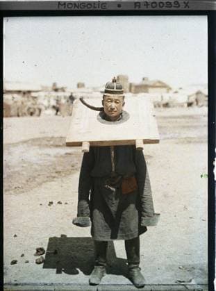RECORD DATE NOT STATED Ourga, Mongolia a condemned (probably a soldier) to the pain of the Dog or Carcan , 1913 - Mongolia - StÃ phane Passet - (July 6-25) (French - ï»¿Ourga , Mongolie Un condamnÃ ( probablement un soldat ) Ã la peine de la cangue ou carcan). Portrait, street scene, punishment, prisoner, Human beings, daily life Copyright: xpiemagsx AKahnlpie020223-1690 !ACHTUNG AUFNAHMEDATUM GESCHÄTZT!