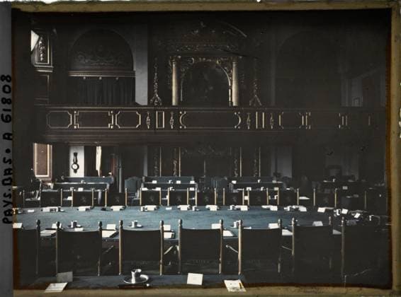 RECORD DATE NOT STATED The Hague, the Netherlands Binnenhof, the Hall of the Peace Conference , 1929 - Netherlands - StÃ phane Passet - (August 17-31) (French - ï»¿La Haye , Pays-Bas Binnenhof , la salle de la ConfÃ rence de la Paix). Parliament, assembly , advice, interior view, public civil architecture, decorative arts, diplomacy, furniture, administration, peace, repairs, palace , castle, Political life, housing , architecture, art, international relations, society, First World War, Hollande, The Hague, Binnenhof. Conference room Copyright: xpiemagsx AKahnlpie020223-6205 !ACHTUNG AUFNAHMEDATUM GESCHÄTZT!