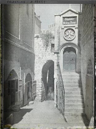 RECORD DATE NOT STATED Jerusalem, Palestine The Porte de la Justice, seventh station of Via Dolorosa , 1918 - Near East, Egypt, Palestine, Cyprus - Paul Castelnau (photographic section of the armies) - (January 9 -October 6) (French - ï»¿JÃ rusalem , Palestine La porte de la Justice , septieme station de la Via Dolorosa). Christianity, public civil architecture, architectural registration, religious or votive inscription, street , neighborhood, door, religious architecture, Religion , Habitat , Architecture , Inscription , information, Palestine, Jerusalem, the painful way, judicial door on the left VIIe station Copyright: xpiemagsx AKahnlpie020223-5079 !ACHTUNG AUFNAHMEDATUM GESCHÄTZT!
