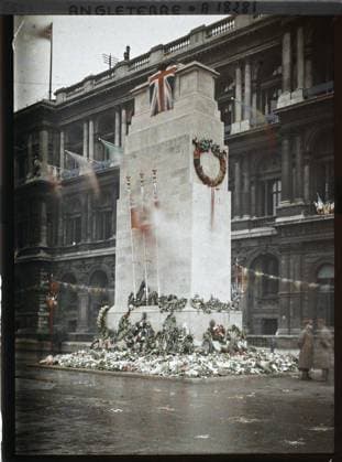 RECORD DATE NOT STATED London, England the cenotaph , 1919 - England - Fernand Cuville - (July 18-23) (French - ï»¿Londres , Angleterre Le cÃ notaphe). Funeral architecture, flower, commemoration, street , neighborhood, flag, Habitat , Architecture, First World War, England, London, the war memorial Copyright: xpiemagsx AKahnlpie020223-3234 !ACHTUNG AUFNAHMEDATUM GESCHÄTZT!