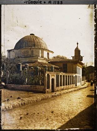 RECORD DATE NOT STATED Constantinople (current Istanbul), Turkey Small Mausoleum or Mosque (?) And tombs near the cemetery of the Eyüp Sultan Camii , 1912 - Turkey - StÃ phane Passet - (September) (French - ï»¿Constantinople ( actuelle Istanbul ) , Turquie Petit mausolÃ e ou mosquÃ e ( ? ) et tombes pres du cimetiere de l Eyüp Sultan Camii). Tomb, cemetery, funeral architecture, Islam, mosque, religious architecture, Habitat , Architecture , Religion, Turkey, Eyoub, a mosque Copyright: xpiemagsx AKahnlpie020223-4389 !ACHTUNG AUFNAHMEDATUM GESCHÄTZT!