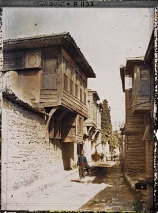 RECORD DATE NOT STATED Constantinople (current Istanbul), Turkey a man and boys in a street in Eyüp , 1912 - Turkey - StÃ phane Passet - (September) (French - ï»¿Constantinople ( actuelle Istanbul ) , Turquie Un homme et des garconnets dans une rue d Eyüp). Costume, home, street , neighborhood, man, Clothing, housing , architecture, human beings, Turkey, Constantinople, a street in Eyoule Copyright: xpiemagsx AKahnlpie020223-5033 !ACHTUNG AUFNAHMEDATUM GESCHÄTZT!