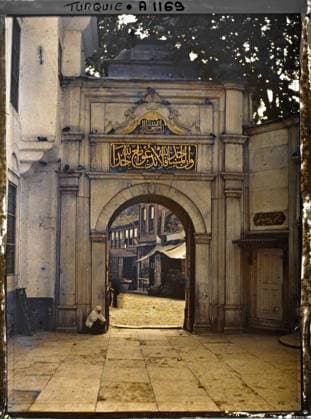 RECORD DATE NOT STATED Constantinople (current Istanbul), Turkey A door of the courtyard of the Eyüp-Sultan-Camii ( Grande Mosque of Eyüp ) towards the street , 1912 - Turkey - StÃ phane Passet - (September) (French - ï»¿Constantinople ( actuelle Istanbul ) , Turquie Une porte de la cour de l Eyüp-Sultan-Camii ( Â«Grande mosquÃ e d EyüpÂ» ) en direction de la rue). Woman, Islam, religious or votive inscription, door, arc , arcade , arceau, mosque, religious architecture, Human beings, religion, registration , information, housing , architecture, Turkey, Eyoub, an entrance to the Great Mosque Copyright: xpiemagsx AKahnlpie020223-5036 !ACHTUNG AUFNAHMEDATUM GESCHÄTZT!