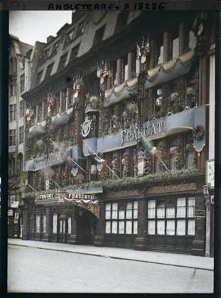 RECORD DATE NOT STATED London, England The Frascati restaurant decorated on the occasion of the commemoration of the Allies victory. , 1919 - England - Fernand Cuville - (July 18-23) (French - ï»¿Londres , Angleterre Le restaurant Frascati dÃ corÃ Ã l occasion de la commÃ moration de la victoire des AlliÃ s.). Commercial architecture, flower, commemoration, street , neighborhood, catering , hotel, flag, Habitat , architecture, First World War, Economic Activity, England, London, the Frascati restaurant Copyright: xpiemagsx AKahnlpie020223-3236 !ACHTUNG AUFNAHMEDATUM GESCHÄTZT!