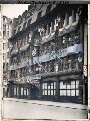 RECORD DATE NOT STATED London, England The Frascati restaurant decorated on the occasion of the commemoration of the Allies victory. , 1919 - England - Fernand Cuville - (July 18-23) (French - ï»¿Londres , Angleterre Le restaurant Frascati dÃ corÃ Ã l occasion de la commÃ moration de la victoire des AlliÃ s.). Commercial architecture, flower, commemoration, street , neighborhood, catering , hotel, flag, Habitat , architecture, First World War, Economic Activity, England, London, the Frascati restaurant Copyright: xpiemagsx AKahnlpie020223-3238 !ACHTUNG AUFNAHMEDATUM GESCHÄTZT!