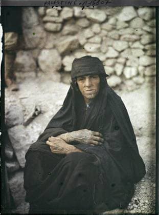 RECORD DATE NOT STATED Jerusalem, Palestine old woman from AS-Salt tattooed at Indigo , 1918 - Near East, Egypt, Palestine, Cyprus - Paul Castelnau (photographic section of the armies) - (January 9 -October 6) (French - ï»¿JÃ rusalem , Palestine Vieille femme d As-Salt tatouÃ e Ã l indigo). Woman, costume, ethnic minority, Bedouin, Islam, portrait, tattoo, jewelry, hairstyle , headgear, Human beings, clothing, society, religion, Palestine, Jerusalem, women of El-Salt Copyright: xpiemagsx AKahnlpie020223-342 !ACHTUNG AUFNAHMEDATUM GESCHÄTZT!