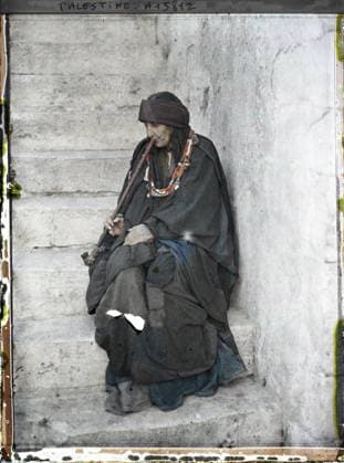RECORD DATE NOT STATED Jerusalem, Palestine woman from AS-Salt smoking the pipe , 1918 - Near East, Egypt, Palestine, Cyprus - Paul Castelnau (photographic section of the armies) - (January 9 -October 6) (French - ï»¿JÃ rusalem , Palestine Femme d As-Salt en train de fumer la pipe). Woman, costume, ethnic minority, bedouin, staircase, Islam, portrait, pipe, accessory, jewelry, hairstyle , headgear, Human beings, clothing, society, religion, Palestine, Jerusalem, women of El-Salt Copyright: xpiemagsx AKahnlpie020223-5106 !ACHTUNG AUFNAHMEDATUM GESCHÄTZT!