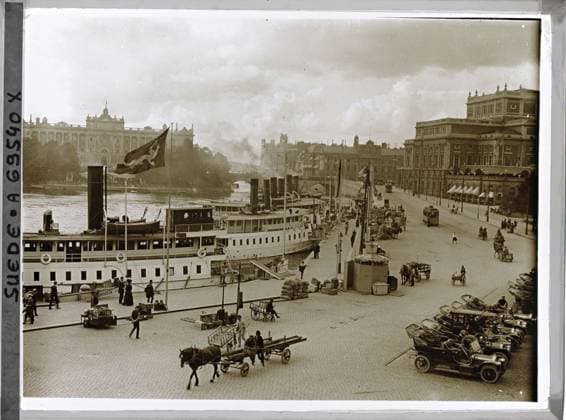 RECORD DATE NOT STATED Stockholm, Sweden Steam boats moored at the port of Blasieholmen, seen from the floor of a building , 1910 - Voyage of Albert Kahn and Auguste LÃ on in Scandinavia - (August 9 - September 14) (French - ï»¿Stockholm , Suede Bateaux Ã vapeur amarrÃ s au port de Blasieholmen , vus depuis l Ã tage d un immeuble). Animal transport, woman, car transport, mast, civil engineering, boat, housing, street scene, maritime transport, western influence, pier, agglomeration panorama, rail transport, flag, bridge, man, Transport, human beings, housing , architecture, daily life, society, On the checkered plate. Copyright: xpiemagsx AKahnlpie020223-5275 !ACHTUNG AUFNAHMEDATUM GESCHÄTZT!
