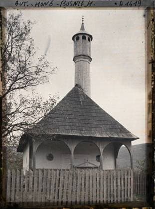 RECORD DATE NOT STATED Banja Luka, Bosnia and Herzegovina Mosque in Wood Minaret at the end of Banjaluka Banja Luka , 1912 - Balkans, Italy - Jean Brunhes and Auguste LÃ on - (October 13 - 27) (French - ï»¿Banja Luka , Bosnie-HerzÃ govine MosquÃ e Ã minaret de bois au sortir de Banjaluka Banja Luka ). Islam, minaret, portico, mosque, religious architecture, Religion , Habitat , Architecture, Bosnia, Banjaluka, mosque in wood minaret at the end of Banjaluka Copyright: xpiemagsx AKahnlpie020223-6268 !ACHTUNG AUFNAHMEDATUM GESCHÄTZT!