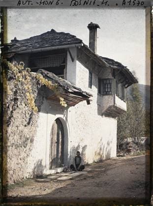 RECORD DATE NOT STATED Mostar, Bosnia and Herzegovina in the old town , 1912 - Balkans, Italy - Jean Brunhes and Auguste LÃ on - (October 13 - 27) (French - ï»¿Mostar , Bosnie-HerzÃ govine Dans la vieille ville). Housing, street , neighborhood, door, man, Habitat , architecture, human beings, Bosnia, Mostar, in the old town Copyright: xpiemagsx AKahnlpie020223-6396 !ACHTUNG AUFNAHMEDATUM GESCHÄTZT!