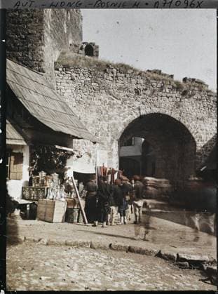 RECORD DATE NOT STATED Jajce, Bosnia and Herzegovina Boutique near one of the city doors , 1912 - Balkans, Italy - Jean Brunhes and Auguste LÃ on - (October 13 - 27) (French - ï»¿Jajce , Bosnie-HerzÃ govine Boutique pres de l une des portes de la ville). Boutique , store, archaeological vestige, street scene, dishes, fortified architecture, door, arc , arcade , arceau, showcase , display, man, Economic activity, Habitat , Architecture, Daily Life, Human Starries Copyright: xpiemagsx AKahnlpie020223-6444 !ACHTUNG AUFNAHMEDATUM GESCHÄTZT!