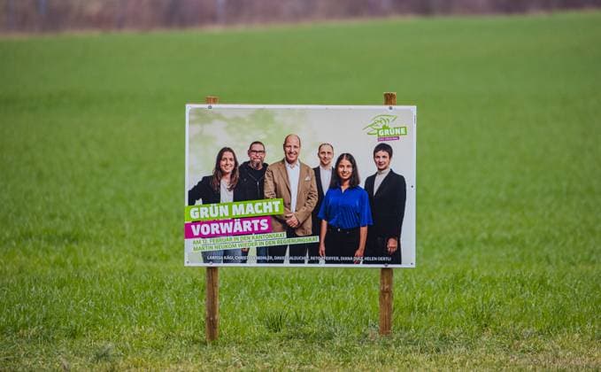 Wahlplakat für die Kantonsratswahlen im Kanton Zürich der Grünen Partei mit ihren sechs Kandidaten. (Glattfelden, Schweiz, 28.01.2023)