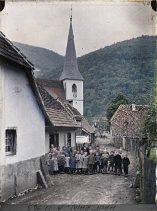 RECORD DATE NOT STATED SIZE, today-rhin, aspirace, France Rue , 1917 - Alsace - Paul Castelnau (photographic section of the armies) - (June) (French - ï»¿Sewen , Haut-Rhin , Alsace , France Rue). Church, cemetery, child, group portrait, home, front, street , neighborhood, Human beings, Habitat , Architecture, First World War, FRANCE, SIZE, RIGHT Copyright: xpiemagsx AKahnlpie020223-13481 !ACHTUNG AUFNAHMEDATUM GESCHÄTZT!