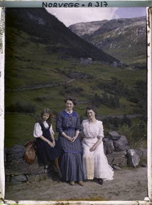 RECORD DATE NOT STATED Stalheim, Norway undoubtedly clients of the hotel , 1910 - Voyage of Albert Kahn and Auguste LÃ on in Scandinavia - (August 9 - September 14) (French - ï»¿Stalheim , Norvege Sans doute clientes de l hÃ tel). Woman, Mont , Mountain, costume, exists in high definition, child, group portrait, catering , hotel industry, Human beings, clothing, HD, economic activity, Stalheim, Ladies of the Hotel Copyright: xpiemagsx AKahnlpie020223-15859 !ACHTUNG AUFNAHMEDATUM GESCHÄTZT!