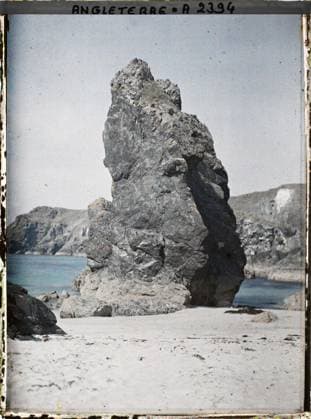 RECORD DATE NOT STATED Cornwall, England Rocher by a beach , 1913 - England - Auguste LÃ on - (August 28 - September 3) (French - ï»¿Cornouailles , Angleterre Rocher au bord d une plage). Sea , ocean, shipwrecked image, England Copyright: xpiemagsx AKahnlpie020223-3348 !ACHTUNG AUFNAHMEDATUM GESCHÄTZT!