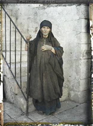 RECORD DATE NOT STATED Jerusalem, Palestine Woman of AS-Salt tattooed at Indigo , 1918 - Near East, Egypt, Palestine, Cyprus - Paul Castelnau (photographic section of the armies) - (January 9 -October 6) (French - ï»¿JÃ rusalem , Palestine Femme d As-Salt tatouÃ e Ã l indigo). Woman, costume, ethnic minority, Bedouin, Islam, portrait, tattoo, jewelry, hairstyle , headgear, Human beings, clothing, society, religion, Palestine, Jerusalem, wife of El-Salt Copyright: xpiemagsx AKahnlpie020223-4170 !ACHTUNG AUFNAHMEDATUM GESCHÄTZT!