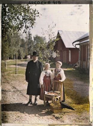 RECORD DATE NOT STATED Leksand, Sweden Merchants of candies near the esplanade of the church of Leskands Noret , 1910 - Voyage of Albert Kahn and Auguste LÃ on in Scandinavia - (August 9 - September 14) (French - ï»¿Leksand , Suede Marchandes de bonbons pres de l esplanade de l Ã glise de Leskands Noret). Church, landscape, costume, diet, shadow , umbrella , umbrella, exists in high definition, child, rural life, group portrait, basketry, housing, furniture, domestic object, hairstyle , headgear, vegetation , botanical, man, Nature , Environment, clothing, daily life, HD, human beings, Habitat , Architecture, Leksand, Marchand de Bonbons Copyright: xpiemagsx AKahnlpie020223-5201 !ACHTUNG AUFNAHMEDATUM GESCHÄTZT!