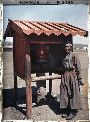 RECORD DATE NOT STATED Ourga, Mongolia a lama in front of a prayer mill , 1913 - Mongolia - StÃ phane Passet - (July 6-25) (French - ï»¿Ourga , Mongolie Un lama devant un moulin Ã prieres). Religious habit, costume, yurt, Buddhism of Tibetan rite, religious practice, exists in high definition, object of worship, prayer mill, religious or votive inscription, Habillement , Religion , HD , Inscription , information, Ourga, Lama in front of a prayer mill Copyright: xpiemagsx AKahnlpie020223-1591 !ACHTUNG AUFNAHMEDATUM GESCHÄTZT!