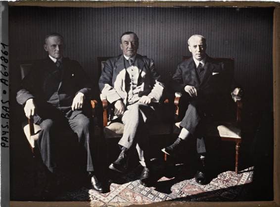 RECORD DATE NOT STATED La Haye , Pays-Bas MM. Snowden , Henderson et Graham , 1929 - Netherlands - StÃ phane Passet - (August 17-31) (French - ï»¿La Haye , Pays-Bas MM. Snowden , Henderson et Graham). Political figure, inner view, group portrait, diplomacy, peace, repairs, man, Personality, Habitat , Architecture, Human Starries, International Relations, First World War, Holland, The Hague, MM. Snowden, Henderson & Graham, English delegation Copyright: xpiemagsx AKahnlpie020223-17693 !ACHTUNG AUFNAHMEDATUM GESCHÄTZT!