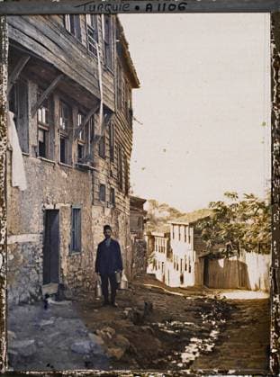 RECORD DATE NOT STATED Constantinople (current Istanbul), Turkey streets in one of the Jewish districts , 1912 - Turkey - StÃ phane Passet - (September) (French - ï»¿Constantinople ( actuelle Istanbul ) , Turquie Rue dans l un des quartiers juifs). Portage, Judaism, Housing, Street , Quarter, Man, Transport, religion, housing , architecture, human beings, Turkey, Constantinople, Jewish district Copyright: xpiemagsx AKahnlpie020223-5009 !ACHTUNG AUFNAHMEDATUM GESCHÄTZT!