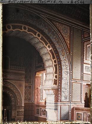 RECORD DATE NOT STATED Sarajevo, Bosnia and Herzegovina Synagogue: Interior. Ornamentation details , 1912 - Balkans, Italy - Jean Brunhes and Auguste LÃ on - (October 13 - 27) (French - ï»¿Sarajevo , Bosnie-HerzÃ govine Synagogue : intÃ rieur. DÃ tails d ornementation). Judaism, interior view, painted decor, decorative arts, synagogue, arc , arcade , arceau, religious architecture, Religion , Habitat , Architecture , Art, Bosnia, Sarajevo, inner synagogue. Ornamentation details Copyright: xpiemagsx AKahnlpie020223-6375 !ACHTUNG AUFNAHMEDATUM GESCHÄTZT!