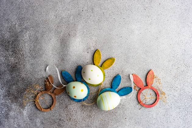 From above flat lay with eggs for Easter holiday concept on concrete background AnnaBogush_ID12587_382572_014 Copyright: xAnnaxBogushx Model Released
