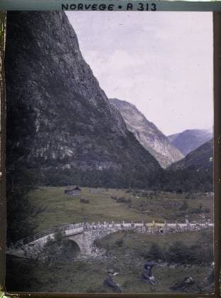 RECORD DATE NOT STATED Near Stalheim, Norway the Motono family (?) Seated in the mountains , 1910 - Voyage of Albert Kahn and Auguste LÃ on in Scandinavia - (August 9 - September 14) (French - ï»¿Pres de Stalheim , Norvege La famille Motono ( ? ) assise dans la montagne). Landscape, woman, mont , mountain, valley, road, civil engineering, exists in high definition, family, bridge, man, Nature , Environment, Human Starries, Habitat , Architecture, HD, Near Stalheim, in the mountains Copyright: xpiemagsx AKahnlpie020223-15857 !ACHTUNG AUFNAHMEDATUM GESCHÄTZT!