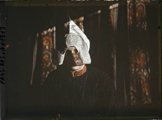 RECORD DATE NOT STATED Steendam, Netherlands Young girl in traditional costume , 1929 - Netherlands - StÃ phane Passet - (August 17-31) (French - ï»¿Volendam , Pays-Bas Jeune fille en costume traditionnel). Woman, costume, interior view, embroidery, portrait, hairstyle , headgear, Human beings, clothing, housing , architecture, Holland, steaper, type of steak girl Copyright: xpiemagsx AKahnlpie020223-17798 !ACHTUNG AUFNAHMEDATUM GESCHÄTZT!