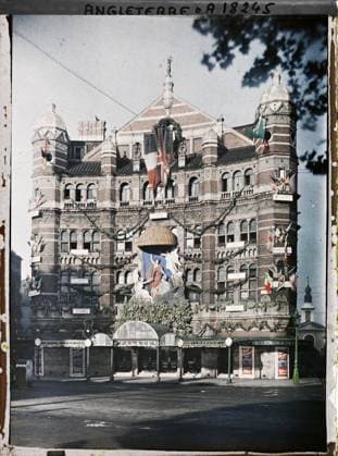 RECORD DATE NOT STATED London, England The Palace Theater on Cambridge Circus, between Shaftesbury Avenue and Romily Street , 1919 - England - Fernand Cuville - (July 18-23) (French - ï»¿Londres , Angleterre Le Palace Theater sur Cambridge Circus , entre Shaftesbury avenue et Romily street). World entertainment, exists in high definition, sculpture, public civil architecture, painting, street , neighborhood, theater, flag, Entertainment, HD, Art, Habitat , Architecture, England, London, the theater palace in Cambridge Circus Copyright: xpiemagsx AKahnlpie020223-3181 !ACHTUNG AUFNAHMEDATUM GESCHÄTZT!