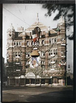 RECORD DATE NOT STATED London, England The Palace Theater on Cambridge Circus, between Shaftesbury Avenue and Romily Street , 1919 - England - Fernand Cuville - (July 18-23) (French - ï»¿Londres , Angleterre Le Palace Theater sur Cambridge Circus , entre Shaftesbury avenue et Romily street). World entertainment, sculpture, public civil architecture, painting, street , neighborhood, theater, flag, Entertainment, art, housing , architecture, England, London, the theater palace in Cambridge Circus Copyright: xpiemagsx AKahnlpie020223-3182 !ACHTUNG AUFNAHMEDATUM GESCHÄTZT!