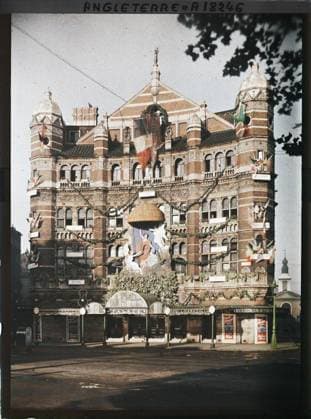 RECORD DATE NOT STATED London, England The Palace Theater on Cambridge Circus, between Shaftesbury Avenue and Romily Street , 1919 - England - Fernand Cuville - (July 18-23) (French - ï»¿Londres , Angleterre Le Palace Theater sur Cambridge circus , entre Shaftesbury avenue et Romily street). World entertainment, sculpture, public civil architecture, painting, street , neighborhood, theater, flag, Entertainment, art, housing , architecture, England, London, the theater palace in Cambridge Circus Copyright: xpiemagsx AKahnlpie020223-3183 !ACHTUNG AUFNAHMEDATUM GESCHÄTZT!