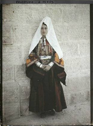 RECORD DATE NOT STATED Bethlehem, Palestine Christian Bethlemitian in festive costume , 1918 - Near East, Egypt, Palestine, Cyprus - Paul Castelnau (photographic section of the armies) - (January 9 -October 6) (French - ï»¿BethlÃ em , Palestine BethlÃ emitaine chrÃ tienne en costume de fÃªte). Woman, festive costume, ethnic minority, Christianity, portrait, accessory, jewelry, belt, hairstyle , headgear, Human beings, clothing, society, religion, Palestine, Bethlehem, Catholic women from Bethlehem, wearing chattouÃ e Copyright: xpiemagsx AKahnlpie020223-323 !ACHTUNG AUFNAHMEDATUM GESCHÄTZT!