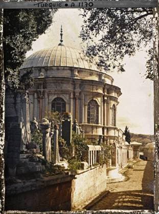 RECORD DATE NOT STATED Constantinople (current Istanbul), Turkey a mausoleum and tombs along a paved street of the cemetery of the Eyüp Sultan Camii , 1912 - Turkey - StÃ phane Passet - (September) (French - ï»¿Constantinople ( actuelle Istanbul ) , Turquie Un mausolÃ e et des tombes le long d une rue pavÃ e du cimetiere de l Eyüp Sultan Camii). Tomb, cemetery, funeral architecture, Islam, religious architecture, Habitat , Architecture , Religion, Turkey, Eyoub, cemetery Copyright: xpiemagsx AKahnlpie020223-4386 !ACHTUNG AUFNAHMEDATUM GESCHÄTZT!