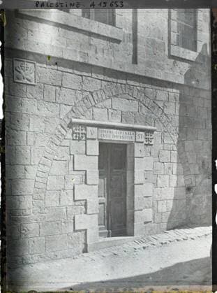 RECORD DATE NOT STATED Jerusalem, Palestine Porte de la Fifth Station on Via Dolorosa , 1918 - Near East, Egypt, Palestine, Cyprus - Paul Castelnau (photographic section of the armies) - (January 9 -October 6) (French - ï»¿JÃ rusalem , Palestine Porte de la cinquieme station sur la Via Dolorosa). Christianity, sculpture, street , neighborhood, door, Religion , Art , Habitat , Architecture, Palestine, Jerusalem, the painful way: ve station Copyright: xpiemagsx AKahnlpie020223-5072 !ACHTUNG AUFNAHMEDATUM GESCHÄTZT!