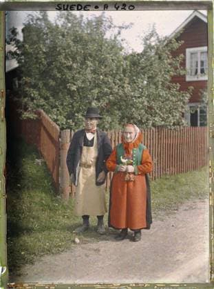 RECORD DATE NOT STATED Gagnef, Upper Tjärna, Suede Nisesmor, Dite Aussi Kari-Mostrum, a Compagnie de Son Ã poux , 1910 - Voyage of Albert Kahn and Auguste LÃ on in Scandinavia - (August 9 - September 14) (French - ï»¿Gagnef , Övre Tjärna , Suede Nisesmor , dite aussi Kari-moster , en compagnie de son Ã poux). Woman, costume, exists in high definition, portrait, housing, street , neighborhood, hairdressing , headgear, man, Human beings, clothing, HD, Habitat , Architecture, From Leksand to Sala Copyright: xpiemagsx AKahnlpie020223-5203 !ACHTUNG AUFNAHMEDATUM GESCHÄTZT!