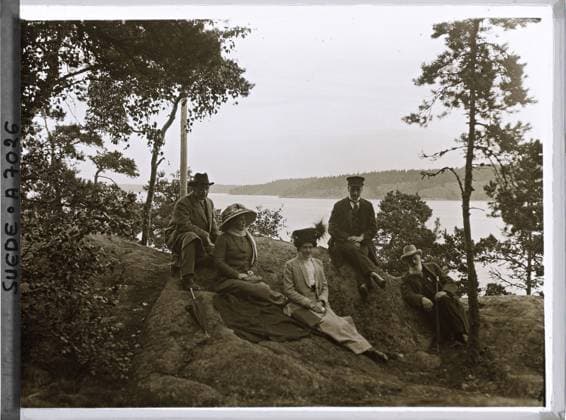 RECORD DATE NOT STATED Saltsjöbaden, Sweden Johan-Henrik Palme accompanied by family members , 1910 - Voyage of Albert Kahn and Auguste LÃ on in Scandinavia - (August 9 - September 14) (French - ï»¿Saltsjöbaden , Suede Johan-Henrik Palme accompagnÃ de membres de sa famille). Landscape, woman, costume, group portrait, hairstyle , headgear, man, Nature , Environment, human beings, clothing, Saltsjöbaden, Groupe Famille Palme Ã Saltsjöbaden Copyright: xpiemagsx AKahnlpie020223-5246 !ACHTUNG AUFNAHMEDATUM GESCHÄTZT!