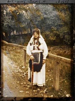 RECORD DATE NOT STATED Banja Luka, Bosnia and Herzegovina A Serbian , 1912 - Balkans, Italy - Jean Brunhes and Auguste LÃ on - (October 13 - 27) (French - ï»¿Banja Luka , Bosnie-HerzÃ govine Une Serbe). Woman, costume, umbrella , umbrella , parasol, portrait, hairstyle , headgear, Human beings, clothing, Bosnia, Banja Luka, Une serb Copyright: xpiemagsx AKahnlpie020223-6265 !ACHTUNG AUFNAHMEDATUM GESCHÄTZT!