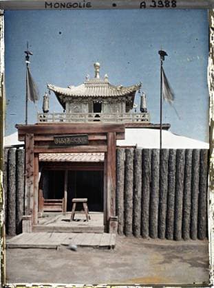 RECORD DATE NOT STATED Ourga, Mongolia the entrance to a temple, perhaps the Badamyogo , 1913 - Mongolia - StÃ phane Passet - (July 6-25) (French - ï»¿Ourga , Mongolie L™entrÃ e d™un temple , peut-Ãªtre le Badamyogo). Buddhism, temple, Tibetan rite Buddhism, roof, fence, mast, terrace, religious or votive inscription, furniture, door, religious architecture, Religion , Inscription , information , Habitat , Architecture, Ourga, entrance to a temple Copyright: xpiemagsx AKahnlpie020223-1604 !ACHTUNG AUFNAHMEDATUM GESCHÄTZT!