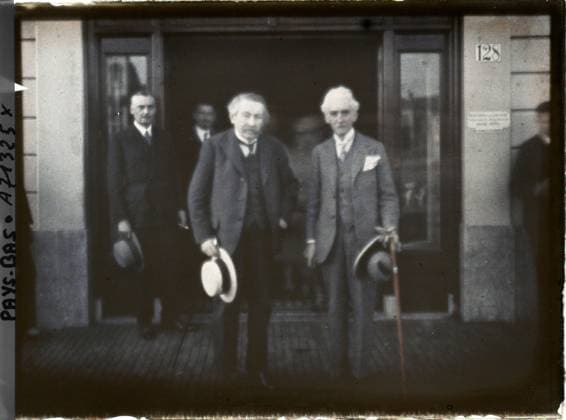 RECORD DATE NOT STATED The Hague, the Netherlands Mr. Briand accompanied by Mr. Hymans who came out of Mr. Snowden , 1929 - Netherlands - StÃ phane Passet - (August 17-31) (French - ï»¿La Haye , Pays-Bas M. Briand accompagnÃ de M. Hymans sortant de chez M. Snowden). Political figure, portrait, diplomacy, peace, repairs, man, Personality, human beings, international relations, First World War Copyright: xpiemagsx AKahnlpie020223-17831 !ACHTUNG AUFNAHMEDATUM GESCHÄTZT!