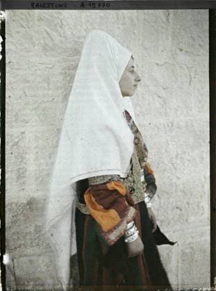 RECORD DATE NOT STATED Bethlehem, Palestine Christian Bethlemitian carrying the ChatwÃ , 1918 - Near East, Egypt, Palestine, Cyprus - Paul Castelnau (photographic section of the armies) - (January 9 -October 6) (French - ï»¿BethlÃ em , Palestine BethlÃ emitaine chrÃ tienne portant le chatwÃ ). Woman, party costume, ethnic minority, Christianity, portrait, accessory, jewelry, hairstyle , headgear, Human beings, clothing, society, religion, Palestine, Betthlem, Catholic Bethlemitaine Chatted coif Copyright: xpiemagsx AKahnlpie020223-325 !ACHTUNG AUFNAHMEDATUM GESCHÄTZT!