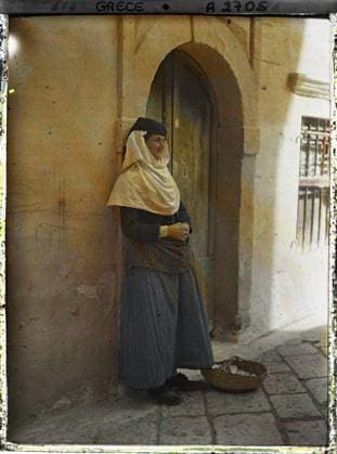 RECORD DATE NOT STATED Corfu, Greece an egg merchant , 1913 - Balkans, Italy - Jean Brunhes and Auguste LÃ on - (September - October 23) (French - ï»¿Corfou , Grece Une marchande d oeufs). Woman, costume, itinerant trade, food, portrait, hairstyle , headgear, Human beings, clothing, economic activity, daily life, Greece, Corfu, an old egg merchant Copyright: xpiemagsx AKahnlpie020223-3522 !ACHTUNG AUFNAHMEDATUM GESCHÄTZT!