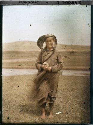RECORD DATE NOT STATED Around Ourga, Mongolia a poor khalkha woman , 1913 - Mongolia - StÃ phane Passet - (July 6-25) (French - ï»¿Aux environs d Ourga , Mongolie Une femme pauvre khalkha). Landscape, woman, costume, nomad, watercourse, portrait, poverty, hairstyle , headgear, Nature , Environment, human beings, clothing, society Copyright: xpiemagsx AKahnlpie020223-1686 !ACHTUNG AUFNAHMEDATUM GESCHÄTZT!