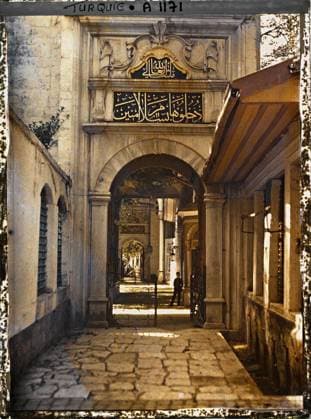 RECORD DATE NOT STATED Constantinople (current Istanbul), Turkey the northern entrance to the Eyüp Sultan Camii, the Great Mosque of Eyüp, towards the interior of the mosque , 1912 - Turkey - StÃ phane Passet - (September) (French - ï»¿Constantinople ( actuelle Istanbul ) , Turquie L entrÃ e nord de l Eyüp Sultan Camii , la Grande MosquÃ e d Eyüp , vers l intÃ rieur de la mosquÃ e). Islam, religious or votive inscription, door, arc , arcade , arceau, mosque, religious architecture, Religion , Inscription , information , Habitat , Architecture, Turkey, Eyoub, entrance to the Great Mosque Copyright: xpiemagsx AKahnlpie020223-5035 !ACHTUNG AUFNAHMEDATUM GESCHÄTZT!