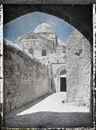RECORD DATE NOT STATED Jerusalem, Palestine seen from the Holy Sepulcher from the ninth station of Via Dolorosa , 1918 - Near East, Egypt, Palestine, Cyprus - Paul Castelnau (photographic section of the armies) - (January 9 -October 6) (French - ï»¿JÃ rusalem , Palestine Vue du Saint SÃ pulcre depuis la neuvieme station de la Via Dolorosa). Church, Christianity, public civil architecture, street , neighborhood, religious architecture, Religion , Habitat , Architecture, Palestine, Jerusalem, the Basilica of the ST SEPULCRE (East Face) IXe Station of the Painful Way Copyright: xpiemagsx AKahnlpie020223-5076 !ACHTUNG AUFNAHMEDATUM GESCHÄTZT!